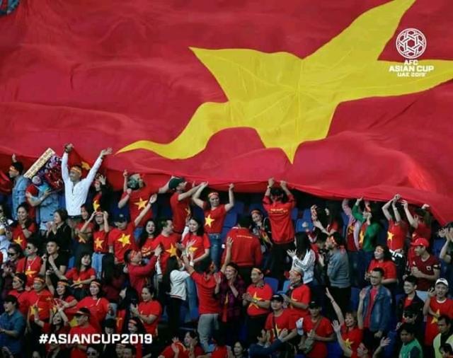 Ban tổ chức Asian Cup 2019 chọn ảnh để chúc mừng tuyển VN vào tứ kết cũng chất thật