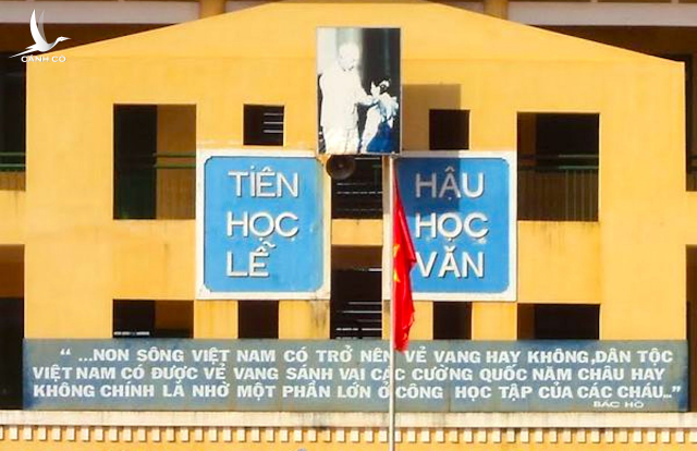 Bàn về khẩu hiệu “Tiên học lễ, hậu học văn” và “hồng trước, chuyên sau”