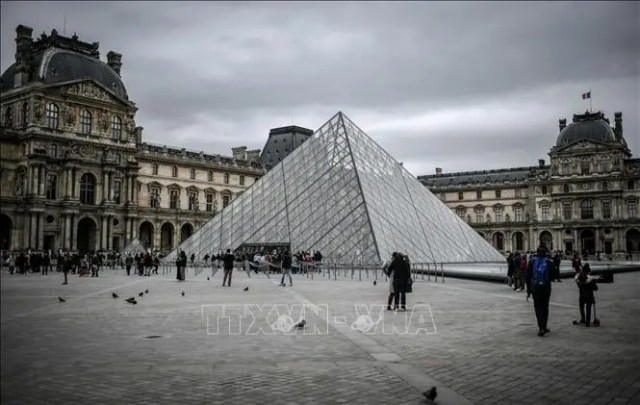 Bảo tàng Louvre đón du khách trở lại