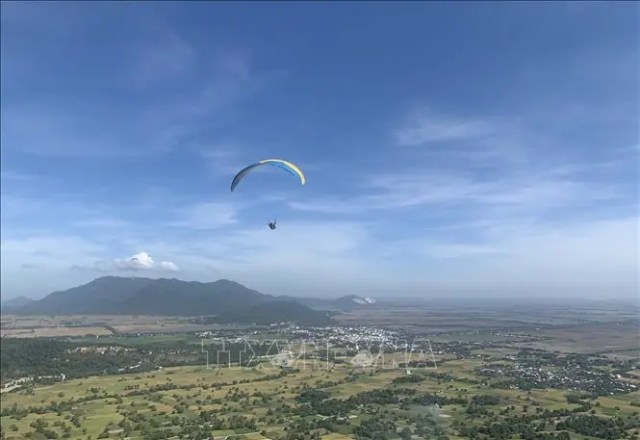 'Bay trên Phụng Hoàng Sơn' - chương trình biểu diễn dù lượn thể thao đầu tiên