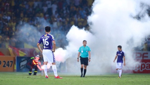 Bị trúng pháo thăng thiên, khán giả Hà Nội phải đi cấp cứu ở trận bù V-League