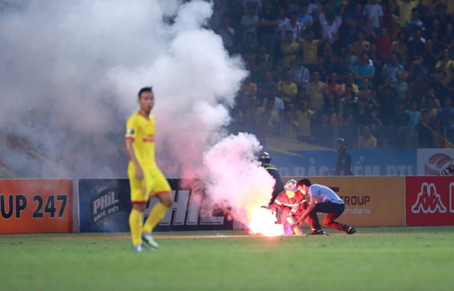 Bị trúng pháo thăng thiên, khán giả Hà Nội phải đi cấp cứu ở trận bù V-League