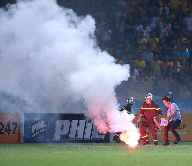 Bị trúng pháo thăng thiên, khán giả Hà Nội phải đi cấp cứu ở trận bù V-League