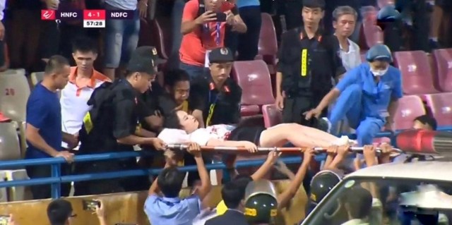 Bị trúng pháo thăng thiên, khán giả Hà Nội phải đi cấp cứu ở trận bù V-League