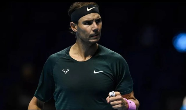 Biến Tsitsipas thành cựu vô địch, Nadal vào bán kết ATP Finals