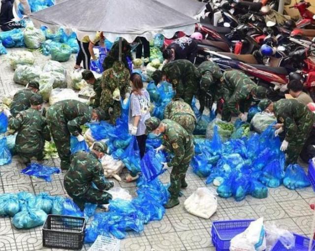 Bộ đội cầm súng là lẽ đương nhiên, nhưng không chỉ có vậy… Bộ đội cầm súng là lẽ đương nhiên, nhưng không chỉ có vậy…