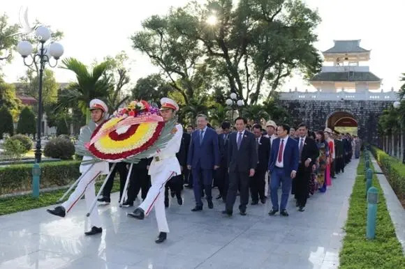 Bộ trưởng Bộ Công an Tô Lâm viếng Nghĩa trang quốc gia A1