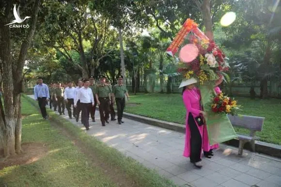 Bộ trưởng Tô Lâm dâng hoa tại khu di tích Kim Liên