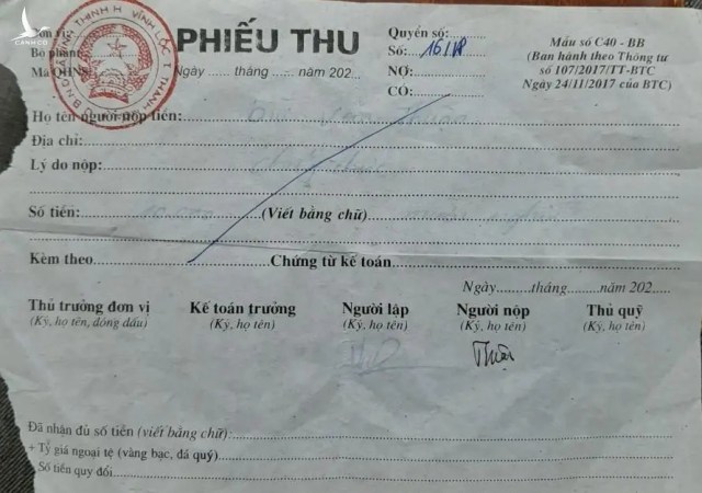 Buộc thôi việc vì dùng bằng giả, con nguyên Bí thư vẫn cầm dấu ủy ban