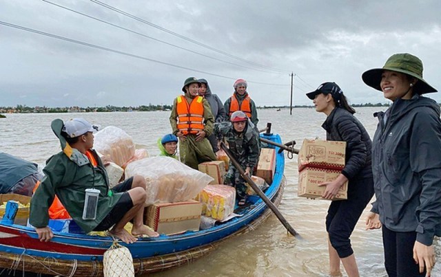 Các nghệ sĩ hỗ trợ miền Trung và sự vô lý của cộng đồng mạng