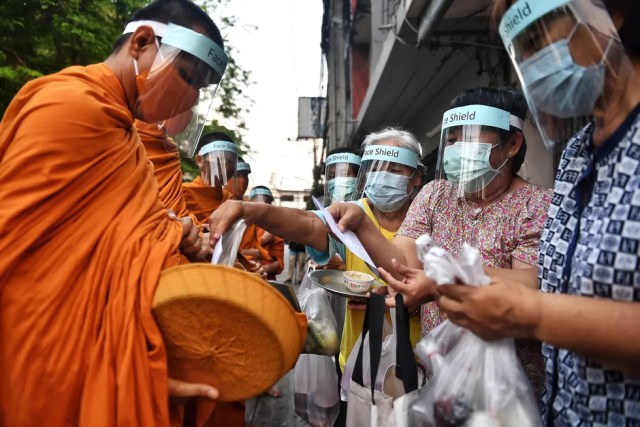 Các tôn giáo trên thế giới hành lễ ra sao để tuân thủ giãn cách xã hội thời COVID?