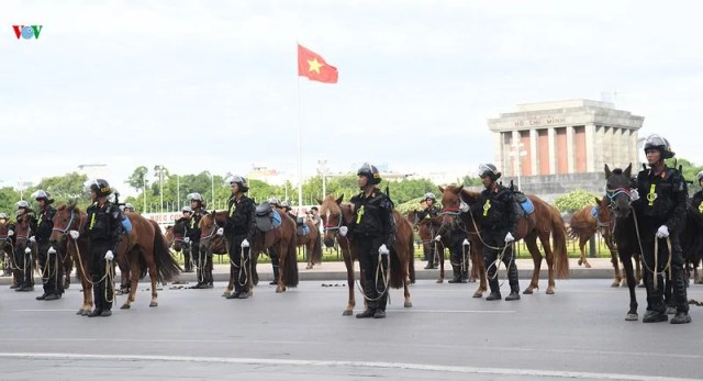 Cảnh sát cơ động Kỵ binh diễu hành ra mắt trước Đại biểu Quốc hội