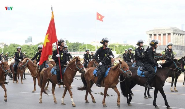 Cảnh sát cơ động Kỵ binh diễu hành ra mắt trước Đại biểu Quốc hội