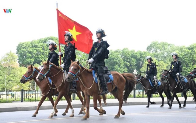 Cảnh sát cơ động Kỵ binh diễu hành ra mắt trước Đại biểu Quốc hội