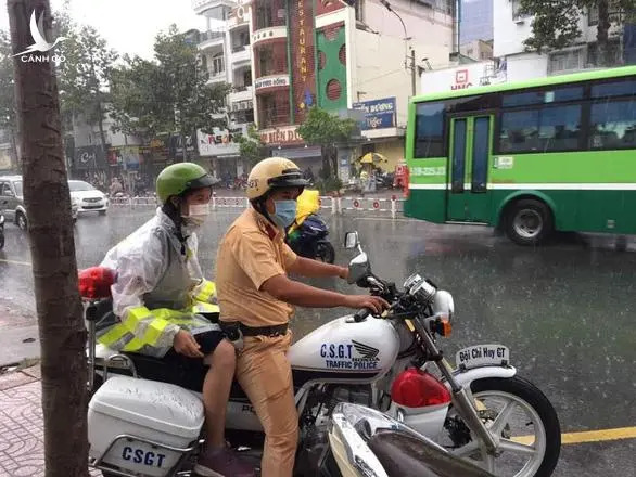 Cảnh sát giao thông có cần “diễn sâu” chở sĩ tử đi thi để đánh bóng hình tượng?