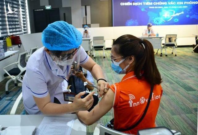 Chống dịch ở TP.HCM: Từ bài toán lỗ đạn đến tăng cường tiêm vaccine “vùng xanh”