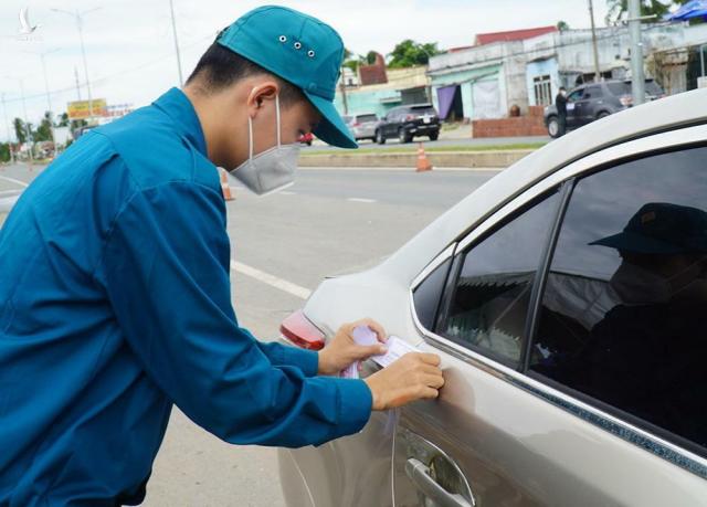 Chủ tịch UBND tỉnh Bến Tre chỉ đạo bỏ ngay việc dán niêm phong cửa ô tô khi vào tỉnh