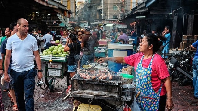 CHUYỆN CẤP PHÉP KINH DOANH VỈA HÈ: TỪ HÀ NỘI RA THẾ GIỚI