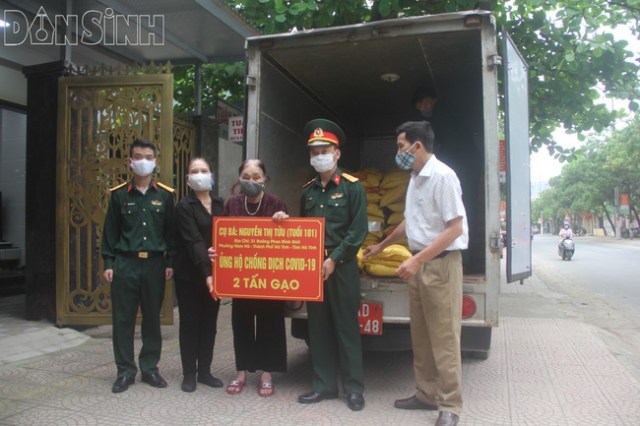 Covid-19: Rất nhiều những tấm lòng hảo tâm sao thấy vắng bóng các “lều” zân chủ