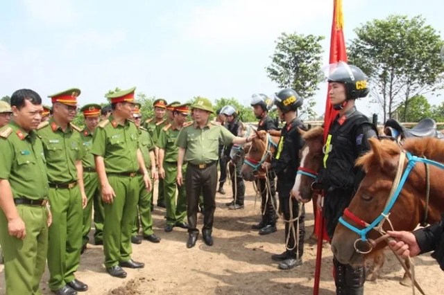 CSCĐ Kỵ binh diễu hành trước Lăng Bác và nhà Quốc hội