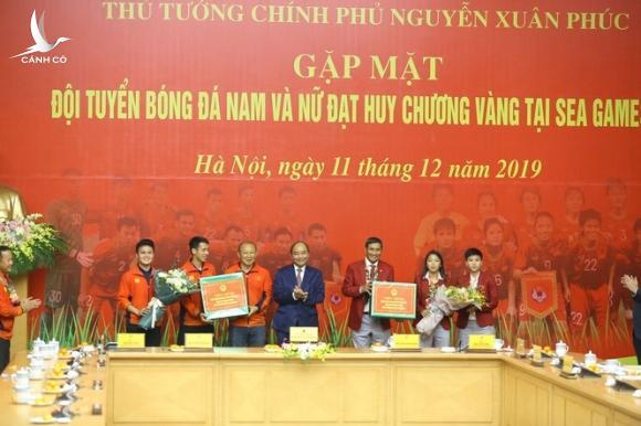 Cuộc gặp thân mật của Thủ tướng với hai đội tuyển bóng đá Việt Nam