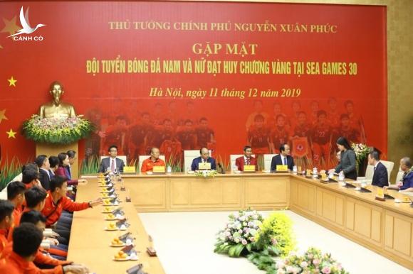 Cuộc gặp thân mật của Thủ tướng với hai đội tuyển bóng đá Việt Nam