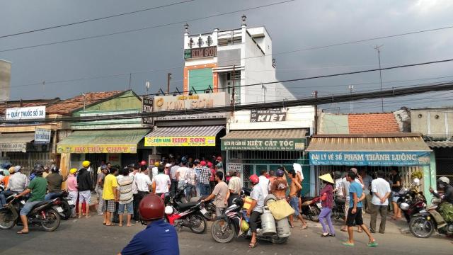 Cướp tiệm vàng bất thành, nghi phạm yêu cầu công an... che mặt mình