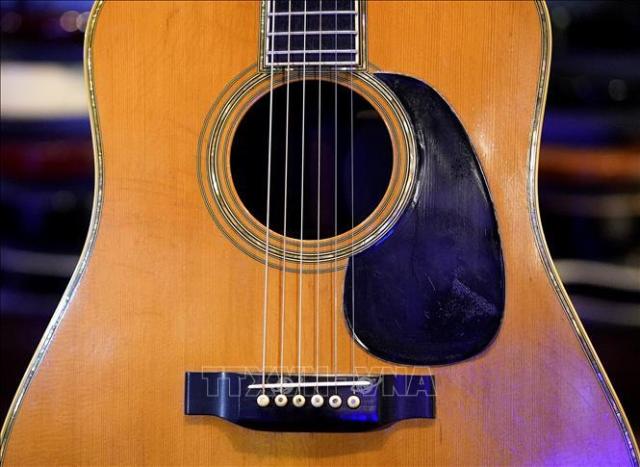 Đàn guitar của Eric Clapton được mua lại với giá 625.000 USD