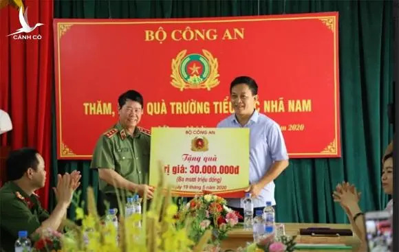 Dâng hoa Chủ tịch Hồ Chí Minh tại Khu lưu niệm Sáu điều Bác Hồ dạy CAND