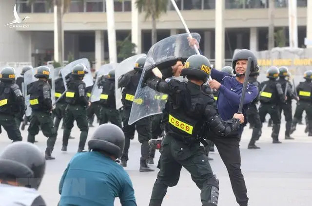 “Đầu voi” tố tham nhũng và cái “đuôi chuột” phi chính trị hóa