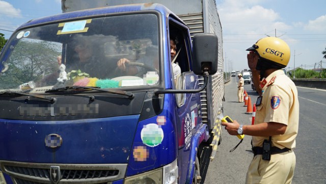 Đề xuất mất bằng lái xe phải thi lại: 'Không thể đẩy phần khó cho người dân'