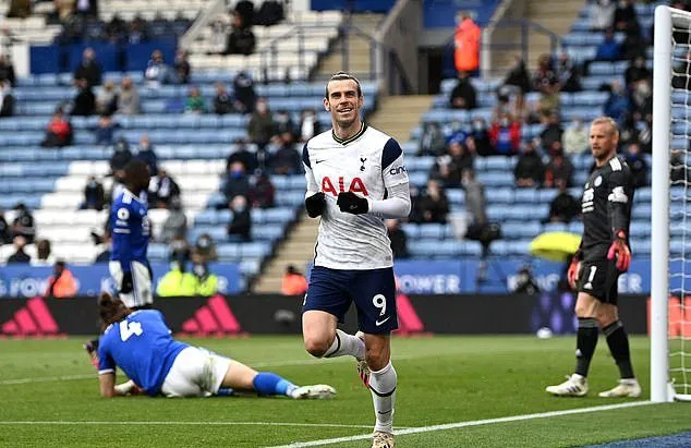 Điểm nhấn vòng cuối Premier League: Bầy cáo lại 'sảy chân'