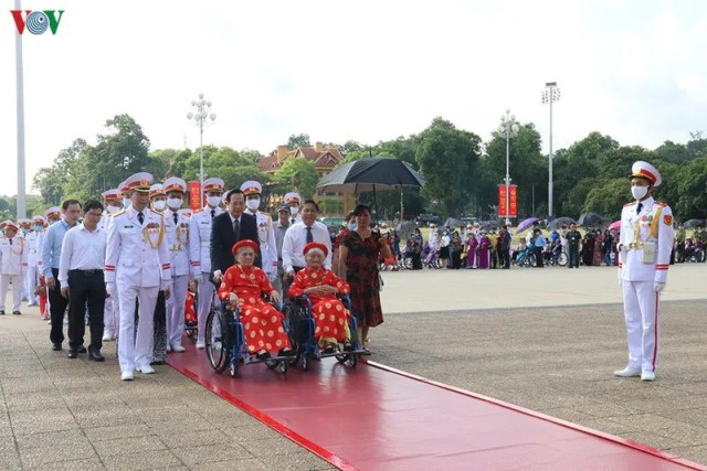 Đoàn đại biểu các Mẹ Việt Nam Anh hùng viếng Lăng Chủ tịch Hồ Chí Minh