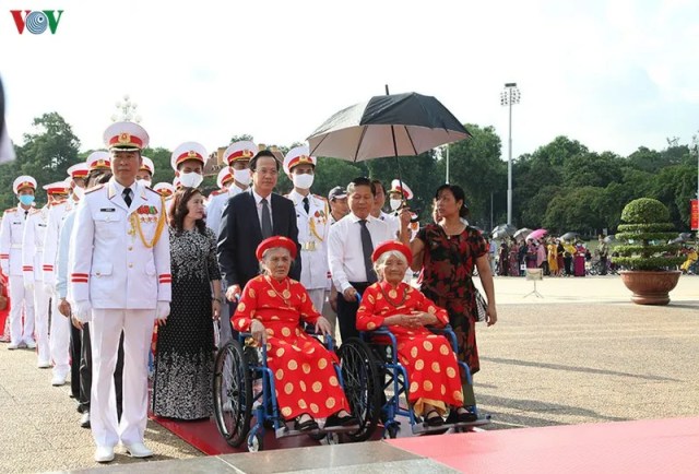 Đoàn đại biểu các Mẹ Việt Nam Anh hùng viếng Lăng Chủ tịch Hồ Chí Minh