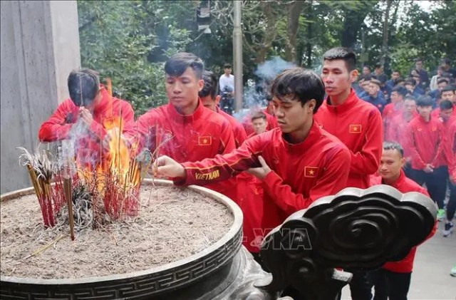 Đội tuyển bóng đá Quốc gia và đội tuyển U22 Việt Nam dâng hương tưởng niệm các Vua Hùng