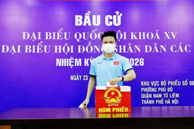 Đội tuyển Việt Nam và đội tuyển U22 thực hiện nghĩa vụ bầu cử tại phường Phú Đô