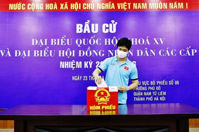 Đội tuyển Việt Nam và đội tuyển U22 thực hiện nghĩa vụ bầu cử tại phường Phú Đô