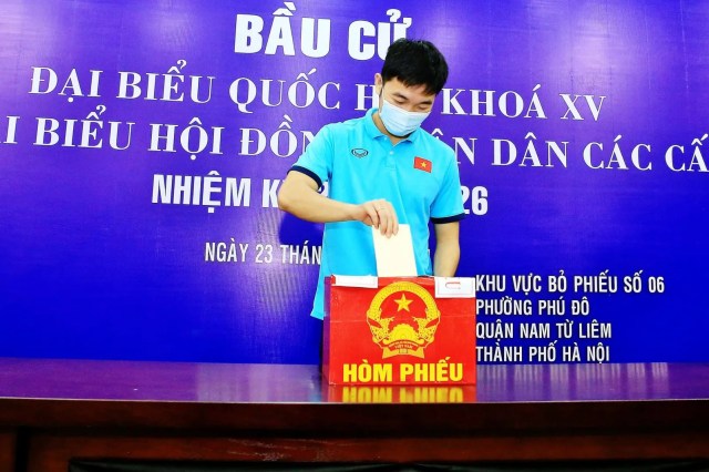 Đội tuyển Việt Nam và đội tuyển U22 thực hiện nghĩa vụ bầu cử tại phường Phú Đô