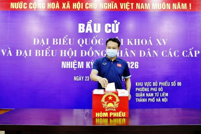 Đội tuyển Việt Nam và đội tuyển U22 thực hiện nghĩa vụ bầu cử tại phường Phú Đô