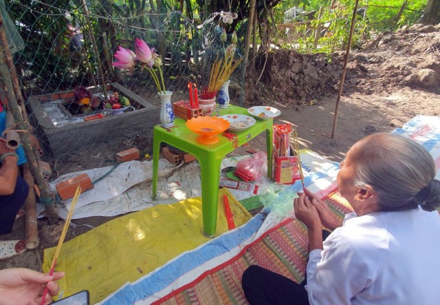 Đồn thổi 'hoa thánh', lập cả bàn thờ ùn ùn kéo đến cúng bái