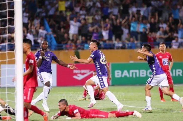 Đốt pháo sáng trên sân Hàng Đẫy, Hải Phòng FC vẫn thua 0-1