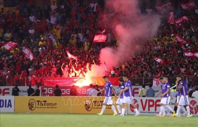 Đốt pháo sáng trên sân Hàng Đẫy, Hải Phòng FC vẫn thua 0-1