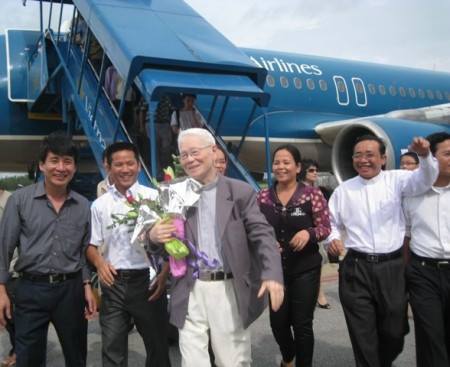 “Đức cha già đáng kính” GM Cao Đình Thuyên: “tôi rất buồn về cha Đặng Hữu Nam”