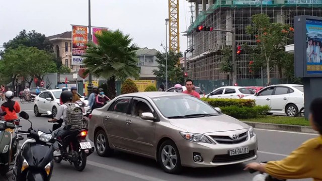 Dừng ô tô giữa đường giờ cao điểm để đi... mua cháo dinh dưỡng