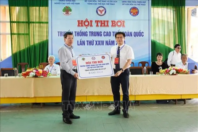 Gần 200 VĐV tranh tài tại Hội thi bơi truyền thống trung, cao tuổi toàn quốc