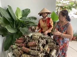 Gói, tặng hàng ngàn bánh chưng gửi tới đồng bào miền Trung đón Tết