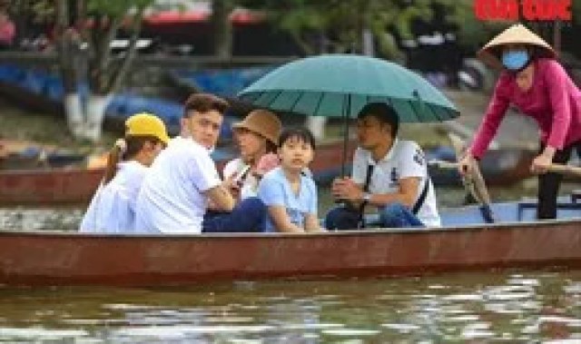 Gần 3 vạn du khách trẩy hội trong ngày đầu tiên chùa Hương (Hà Nội) đón khách trở lại