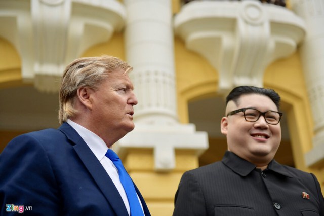 Hai nhân vật giả Trump - Kim bị 'tống' khỏi khách sạn ở Hà Nội