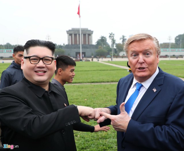 Hai nhân vật giả Trump - Kim bị 'tống' khỏi khách sạn ở Hà Nội