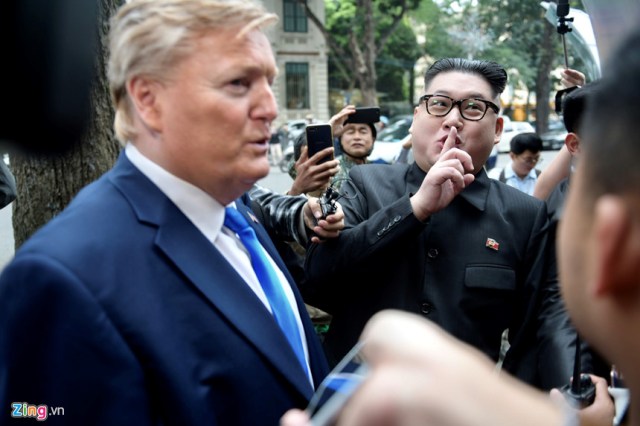 Hai nhân vật giả Trump - Kim bị 'tống' khỏi khách sạn ở Hà Nội